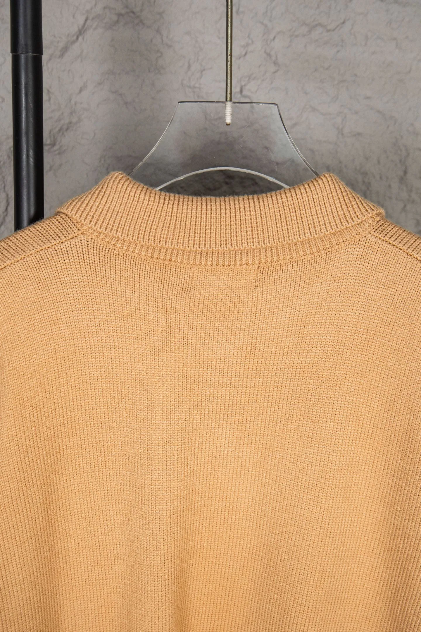 P240 2025 Ralph Lauren #ootddailywear #Autumn and winter sweater #Knitted sweater outfit #ralph lauren sweater #Can be worn by both men and women I finally waited until the Ralph men’s twist sweater half-button chest shirt was put on and it’s finally here! The hottest half-zip sweater! Limited editions every year, there won’t be many models in the store! Ralph Lauren men's half-button sweater has a really nice shape. It can be worn alone or as a coat. It can be worn outside or worn with a shirt~100% pure cotton. #Practical wear. Color, white, navy blue, khaki, gray, size S to Limited editions every year, there won’t be many models in the store! Ralph Lauren men's half-zip twist sweater [Fire R] has a really nice shape. It can be worn alone or as a jacket. It can be worn inside or outside [Rose R], or it can be worn with a shirt inside ~ 100% pure cotton #Practical wear,, style number, 8023. Color, original white, navy blue, khaki, gray, size S to XL